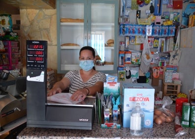 Imagen secundaria 1 - Arriba, los médicos Francisco Mérida y Francesco Milia; abajo a la izquierda, Melodi Fernández, en su tienda; y a la derecha, José Antonio Colino, el farmacéutico del pueblo. 