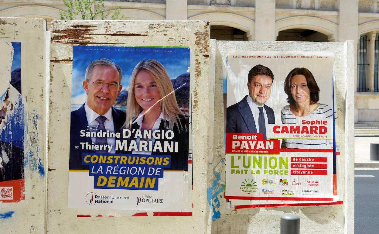 Carteles de propaganda electoral para las elecciones regionales francesas en la región de Provenza-Alpes-Costa Azul.