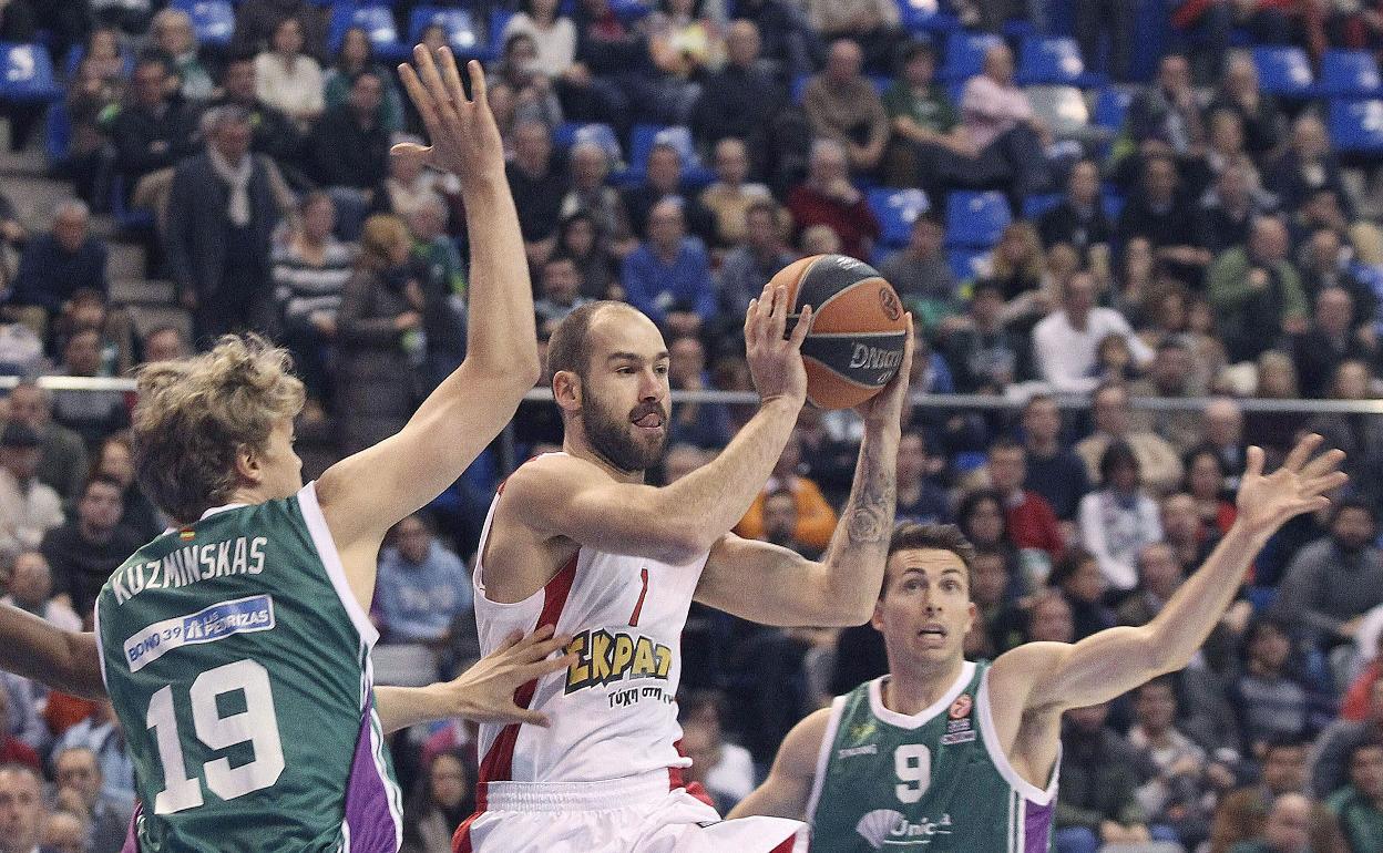 Kusminskas y Toolson tratan de defender a Spanoulis durante un partido entre el Unicaja y el Olympiacos en la Euroliga. 