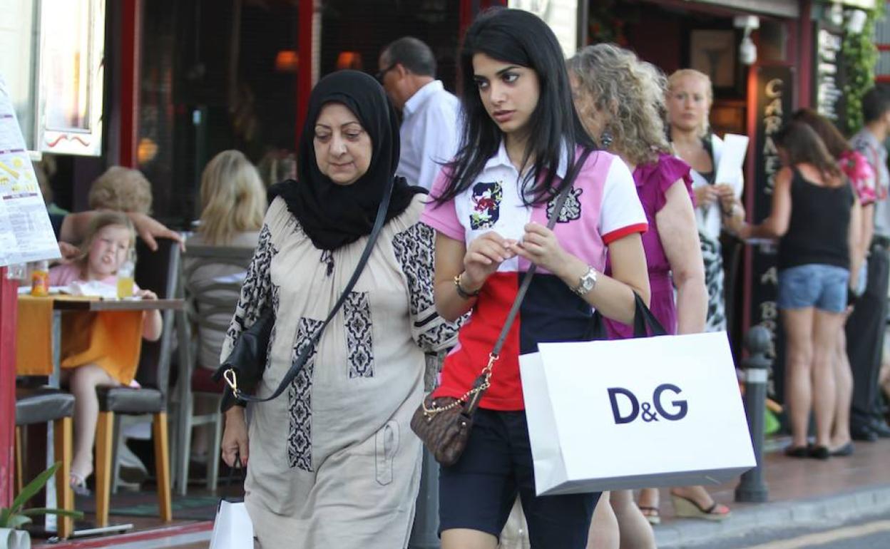 Turistas árabes de compras en Puerto Banús, en una foto de archivo anterior a la pandemia. 
