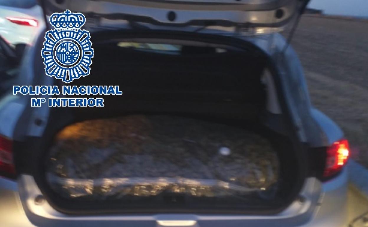 Uno de los vehículos intervenidos en la operación policial. 