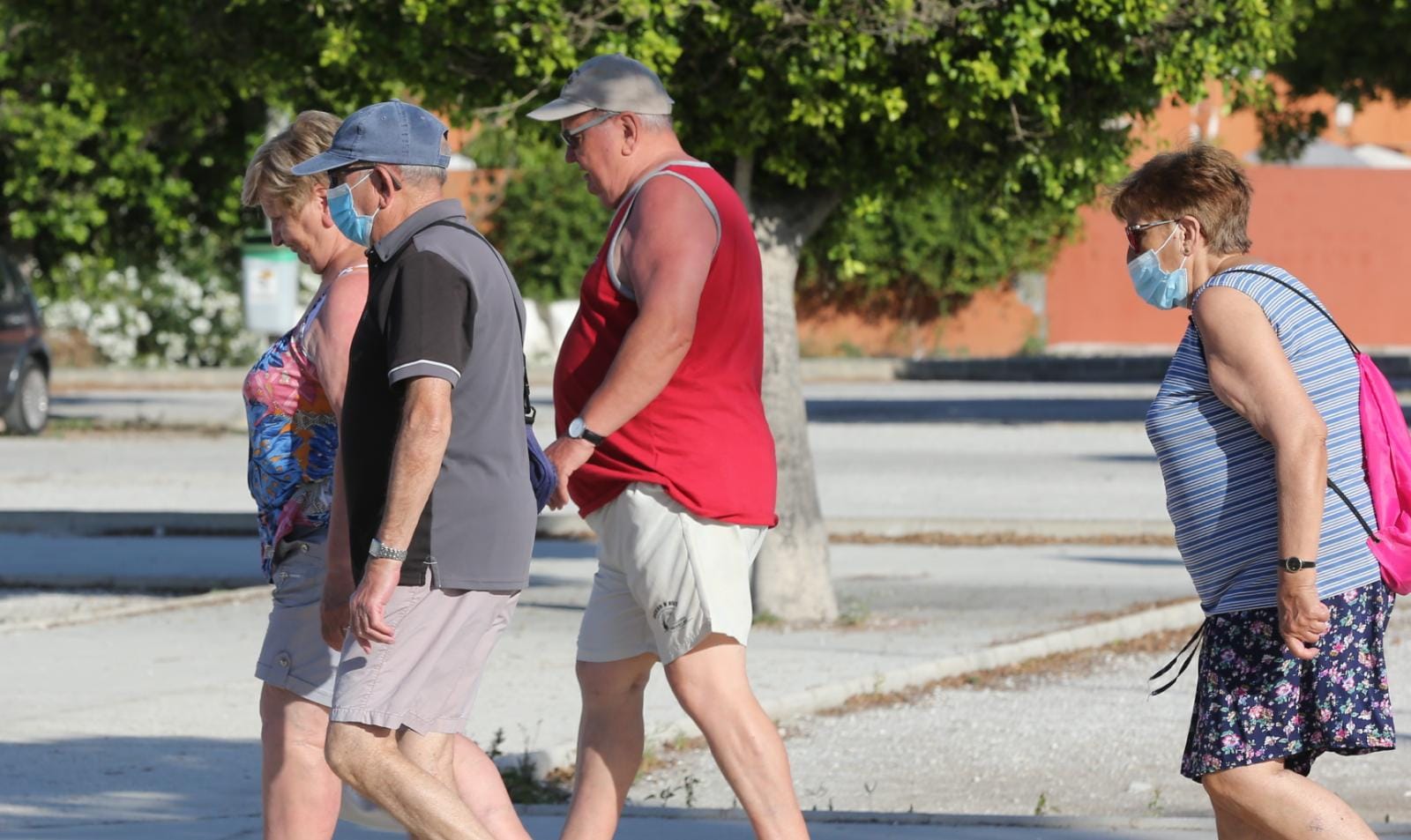 Muchos malagueños siguen con el tapabocas, en el primer día en el que no es obligatorio. La gran mayoría de turistas extranjeros sí opta por ir con la cara descubierta