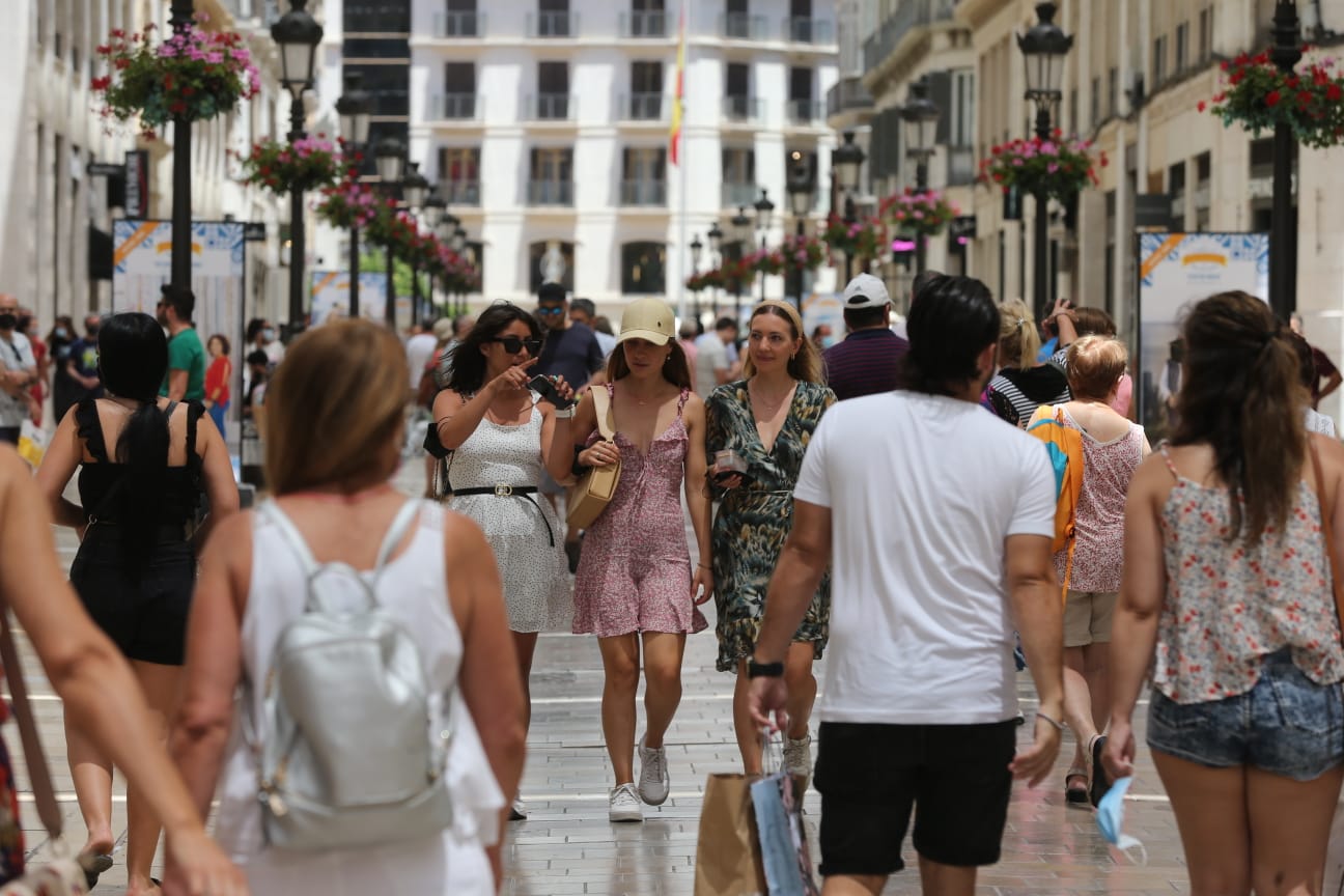 Muchos malagueños siguen con el tapabocas, en el primer día en el que no es obligatorio. La gran mayoría de turistas extranjeros sí opta por ir con la cara descubierta