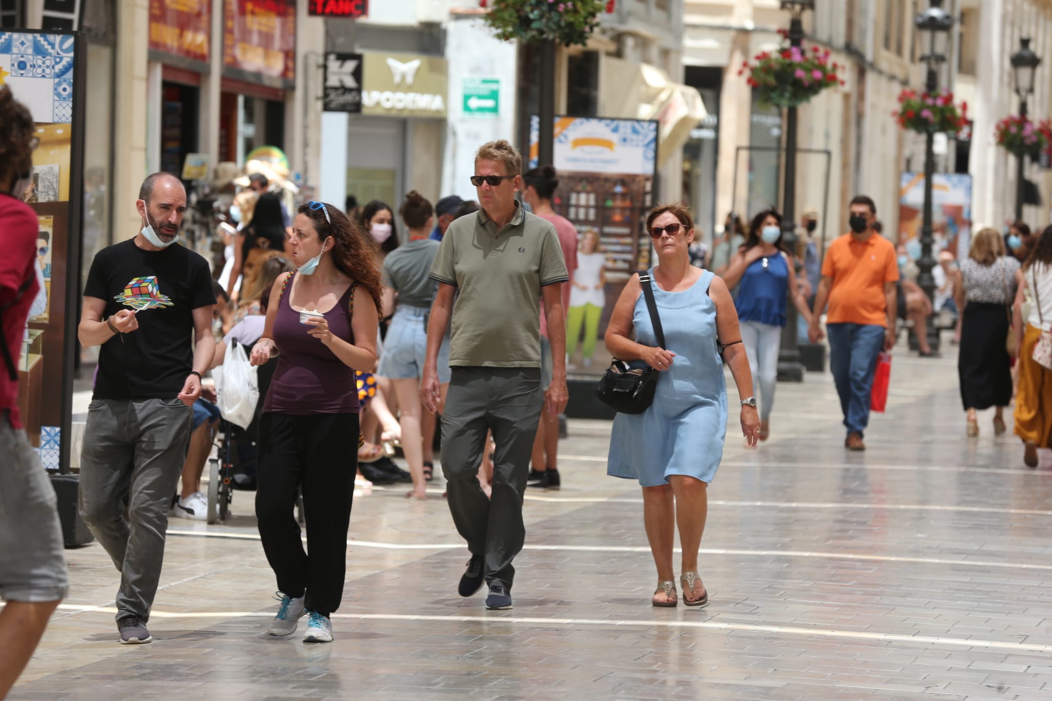 Muchos malagueños siguen con el tapabocas, en el primer día en el que no es obligatorio. La gran mayoría de turistas extranjeros sí opta por ir con la cara descubierta