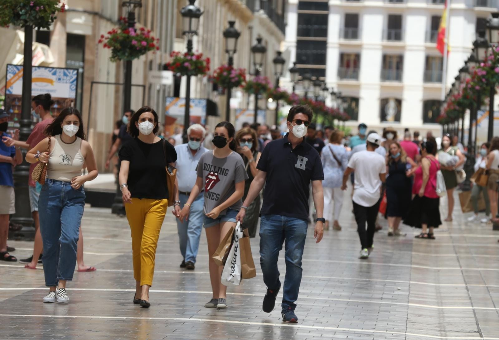 Muchos malagueños siguen con el tapabocas, en el primer día en el que no es obligatorio. La gran mayoría de turistas extranjeros sí opta por ir con la cara descubierta