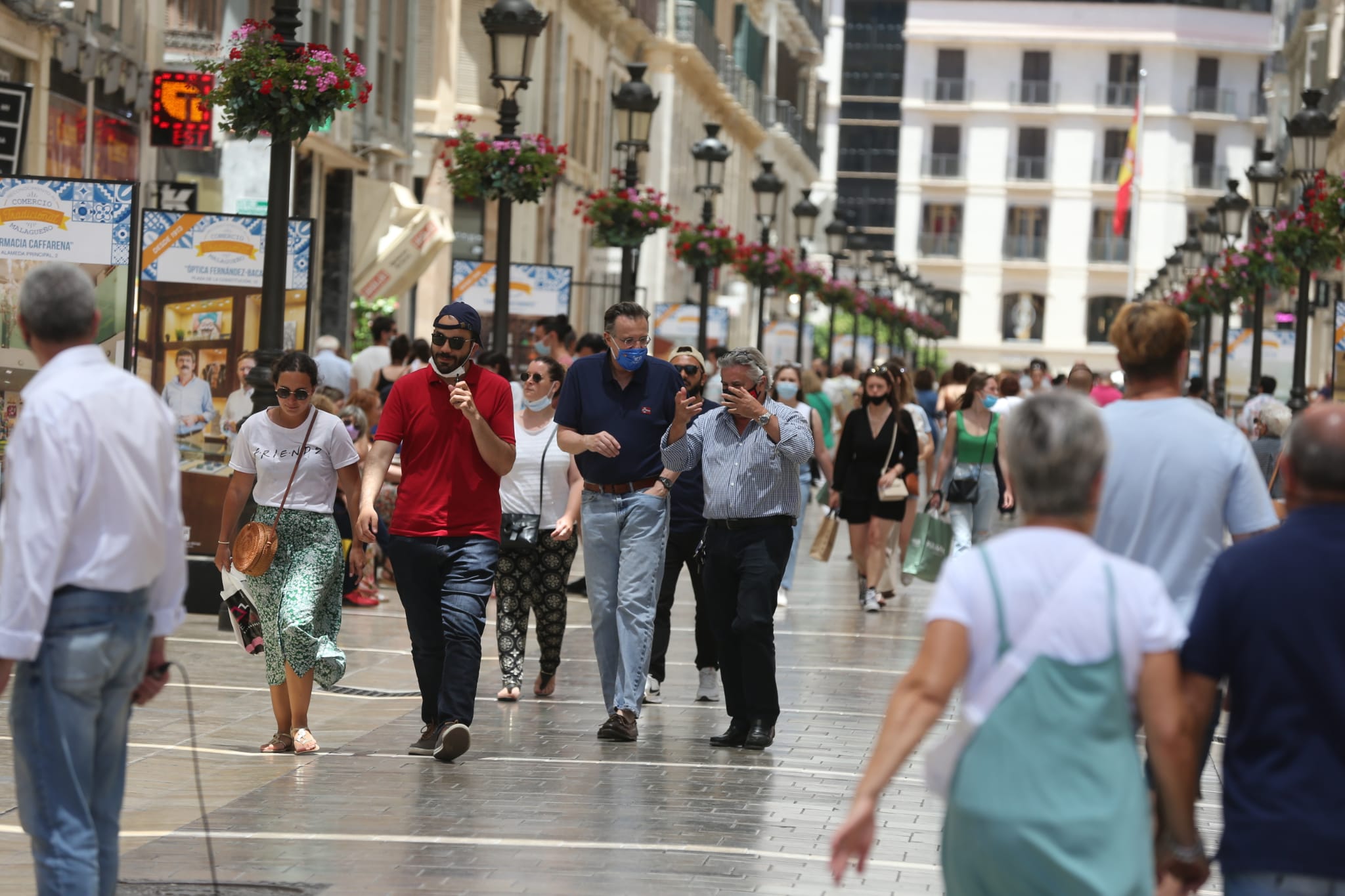 Muchos malagueños siguen con el tapabocas, en el primer día en el que no es obligatorio. La gran mayoría de turistas extranjeros sí opta por ir con la cara descubierta