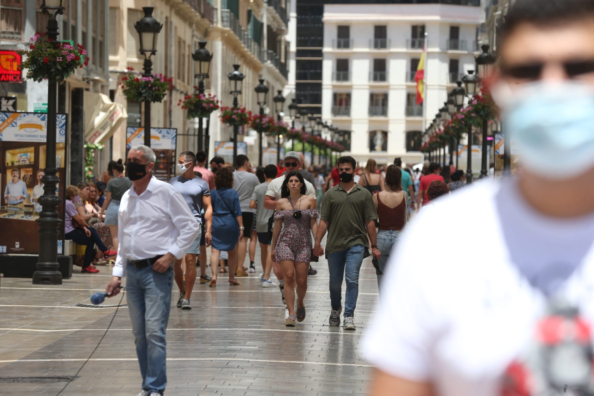 Muchos malagueños siguen con el tapabocas, en el primer día en el que no es obligatorio. La gran mayoría de turistas extranjeros sí opta por ir con la cara descubierta