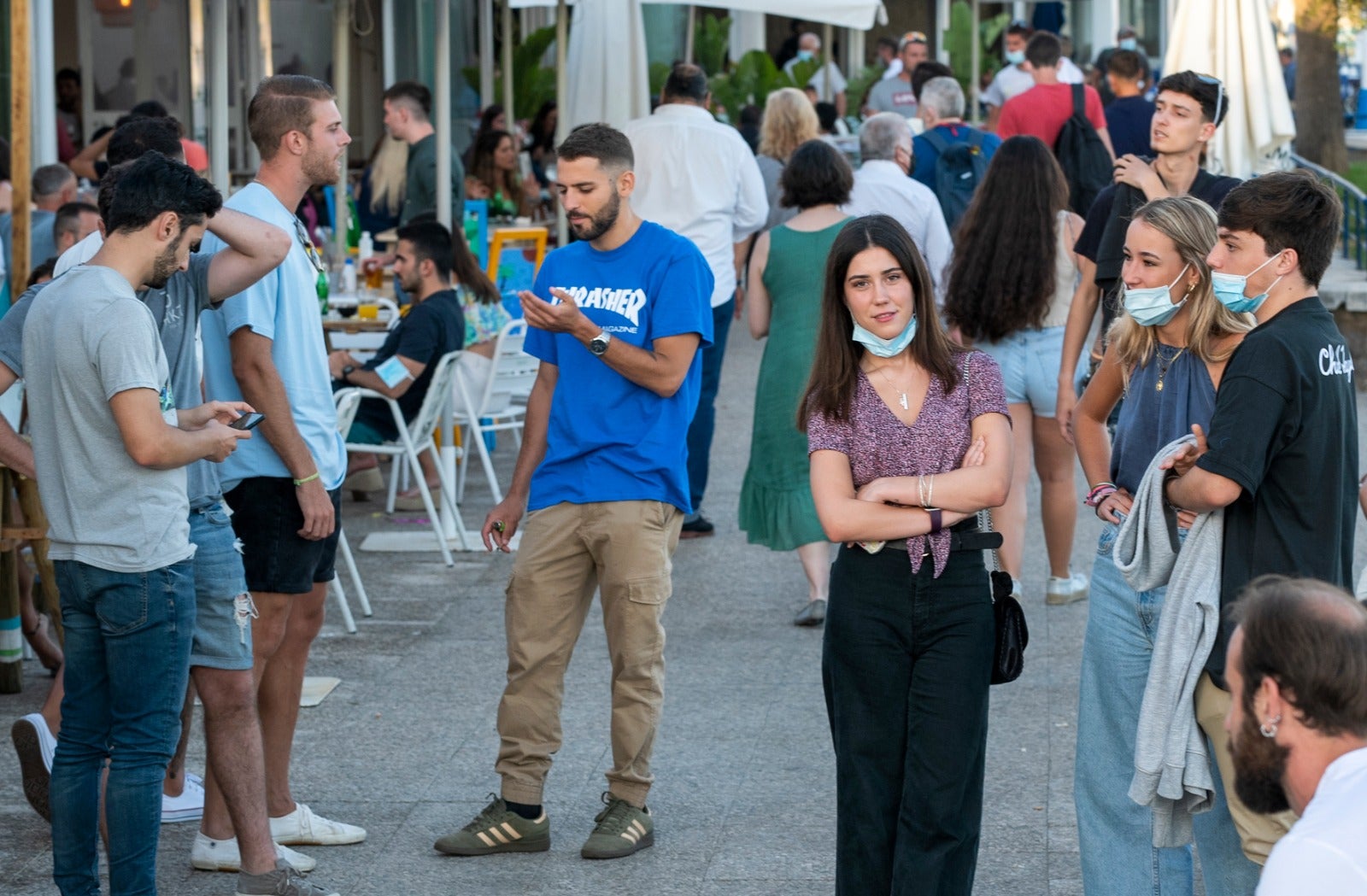 Muchos malagueños siguen con el tapabocas, en el primer día en el que no es obligatorio. La gran mayoría de turistas extranjeros sí opta por ir con la cara descubierta