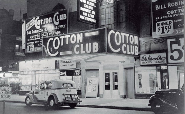 Imagen principal - Arriba, imagen del Cotton Club de Nueva York en 1938. Abajo, Ernest Hemingway a la izquierda y una obra de Javier Mariscal a la derecha. 