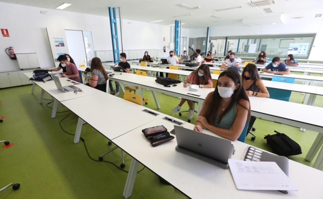 Estudiantes de la Facultad de Arquitectura, con mascarillas y distancias de seguridad. 