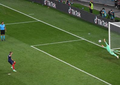 Imagen secundaria 1 - Secuencia del penalti dallado por Mbappé. 