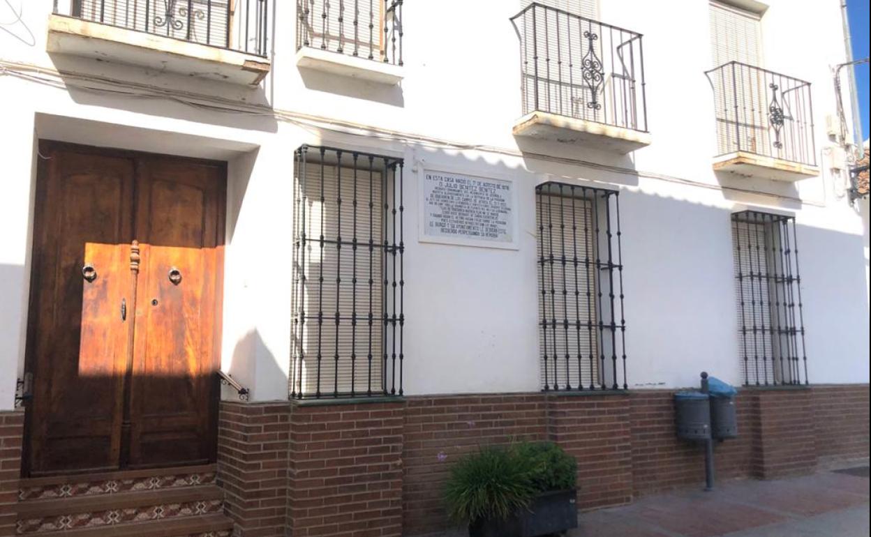 Vista de la fachada de la casa natal de Julio Benítez.