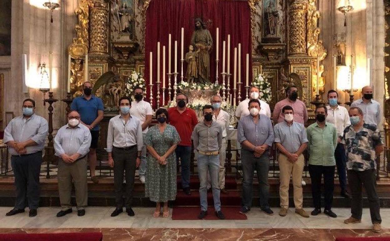 Arrocha, este martes, en el centro, con los hermandos mayores de Ronda. 