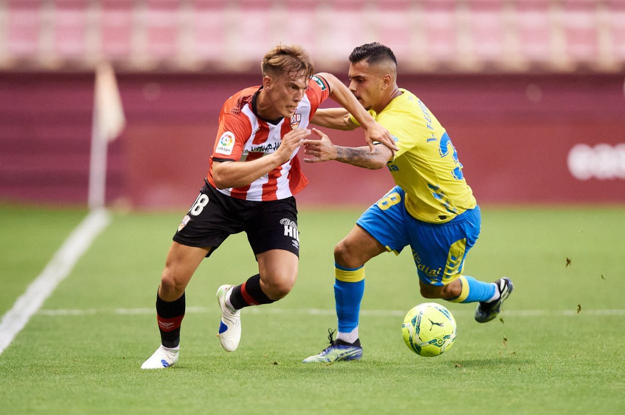 El futbolista Paulino de la Fuente, durante un partido con el Logroñés ante Las Palmas la temporada pasada en Segunda División.