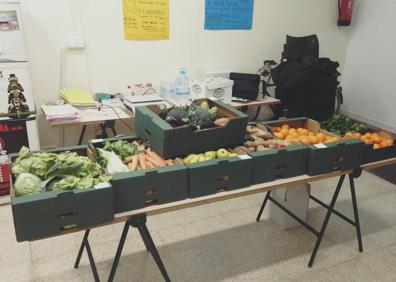 Imagen secundaria 1 - Frutos secos a granel. Abajo, frutas y verdaderas por encargo. Los panes ecológicos de Zapelia también llegan bajo pedido.