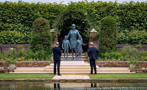 Los príncipes Guillermo y Enrique desvelan una estatua cerca del palacio de Kensington en honor a su madre, Diana de Gales 