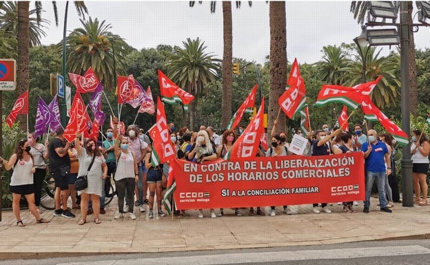 Protesta sindical del pequeño comercio en las puertas del Ayuntamiento