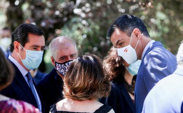 El presidente del Gobierno, Pedro Sánchez, junto a los líderes sindicales y de la patronal, en la Moncloa. 