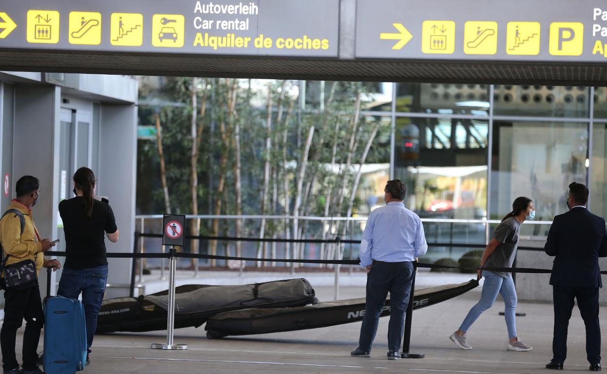 Turistas llegan al aeropuerto para disfrutar de la Costa del Sol. 