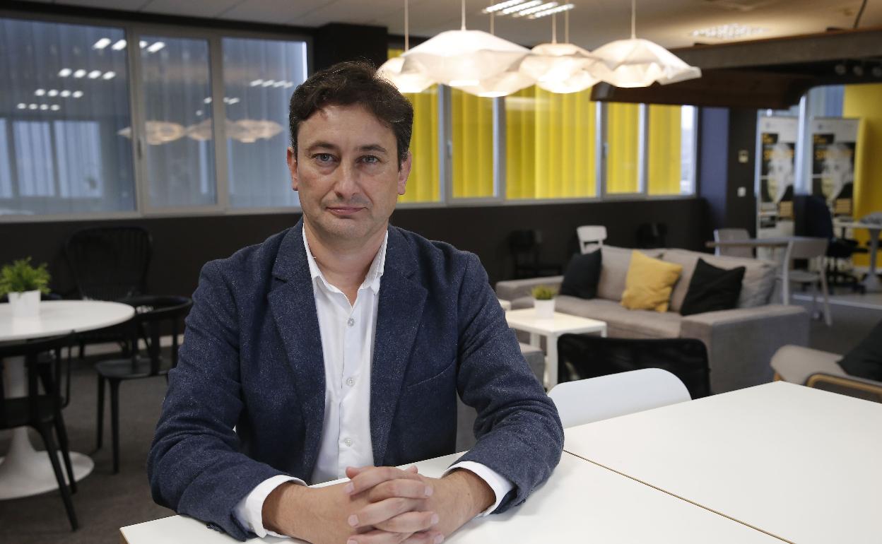 El vicerrector Rafael Ventura, en una de las dependencias del edificio El Rayo Verde, dedicado a innovación en el campus. 