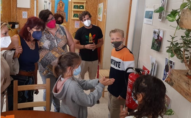 Alumnos y profesores en el Virgen de Gracia, ecoescuela que ha sido reconocida con una bandera verde. 