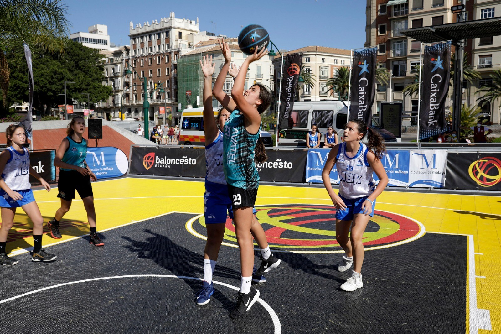 La Plaza de la Marina acogió este sábado la celebración del circuito Plaza 3x3 CaixaBank que comenzó en Valencia y también por Castellón. Más de 300 jugadores han participado en los encuentros que se celebraron desde las 10.00 horas hasta pasadas las cinco de la tarde. CaixaBank es socio patrocinador de la Federación Española de Baloncesto (FEB) y patrocinador oficial de la Selección Española en todas sus categorías, masculinas y femeninas. La entidad financiera se ha involucrado con el baloncesto nacional desde el año 2013 y su implicación y activación de múltiples iniciativas en torno a este deporte han ayudado a visibilizar y ampliar la repercusión de los mayores éxitos cosechados internacionalmente. 