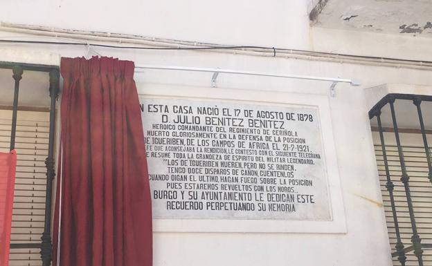 Imagen principal - Placa que recuerda el nacimiento de Julio Benítez en El Burgo. Placa en honor a los defensores de Igueriben. Foto de Julio Benítez.