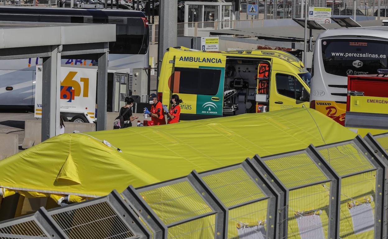 Dispositivo de seguridad ante la llegada al puerto de Valencia del ferry donde viajaban 165 de los jóvenes que han estado confinados en el 'hotel puente' Palma Bellver de Palma de Mallorca por un 'macrobrote' de coronavirus