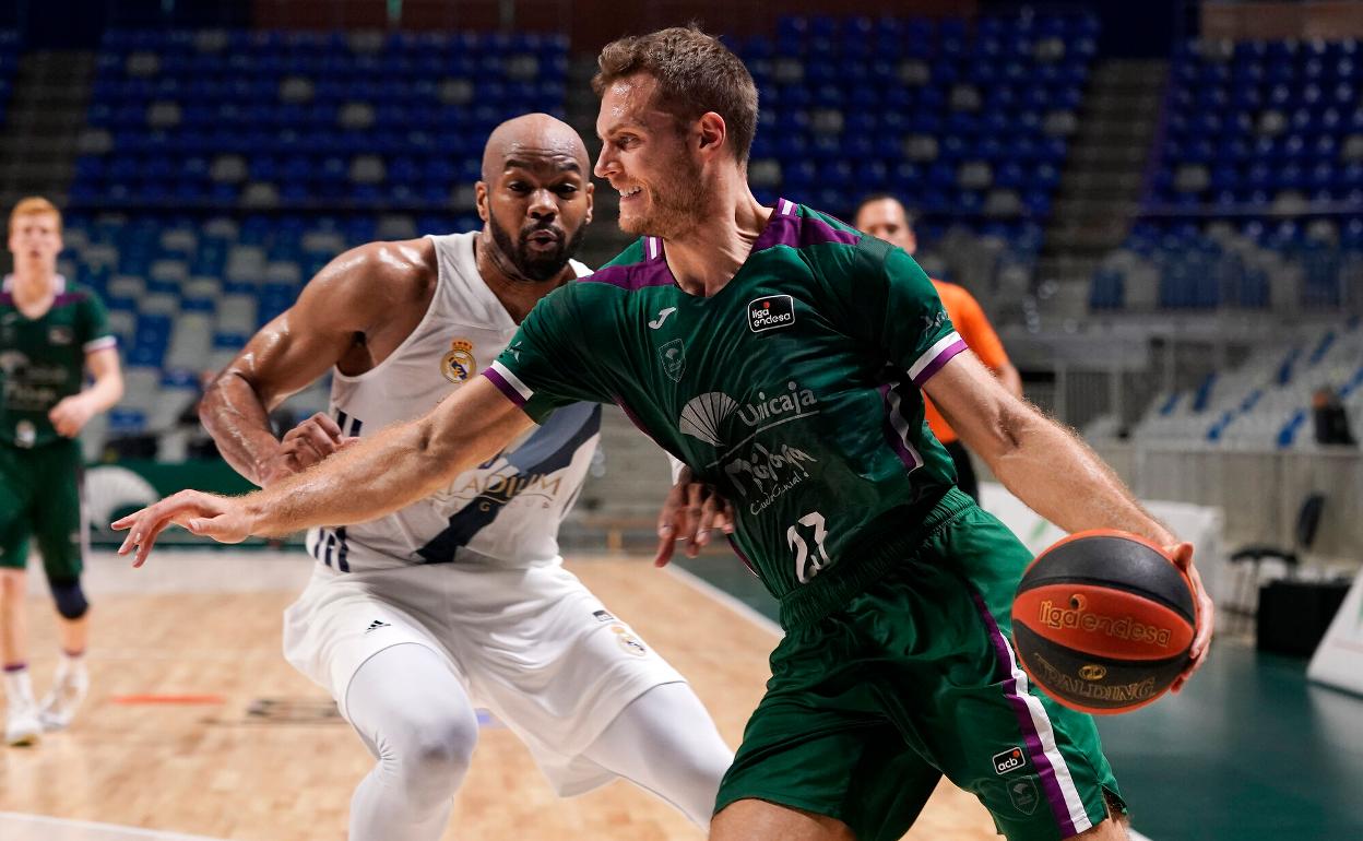 Abromaitis trata de avanzar ante la defensa de Tyus en el encuentro entre el Unicaja y el Madrid. 