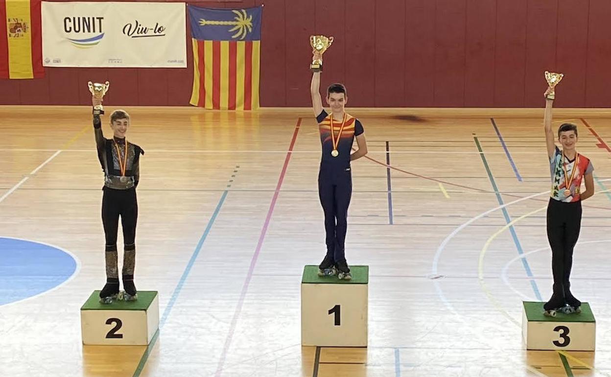 Adrián Aguilar, a la izquierda tras recoger la medalla de plata en patinaje libre. 