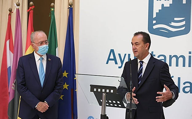 Francisco de la Torre y José María Muñoz, en el Patio de Banderas del Ayuntamiento. 
