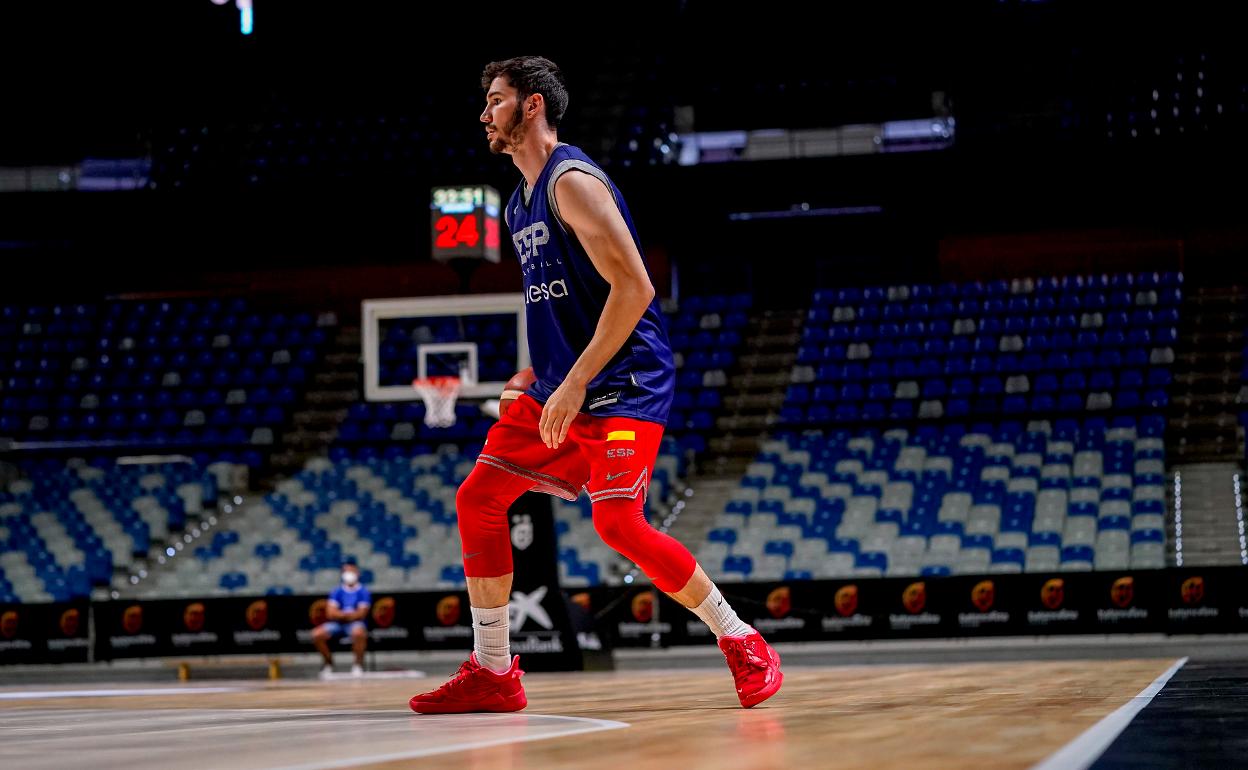 Brizuela, durante el entrenamiento de la selección ayer en el Carpena. 