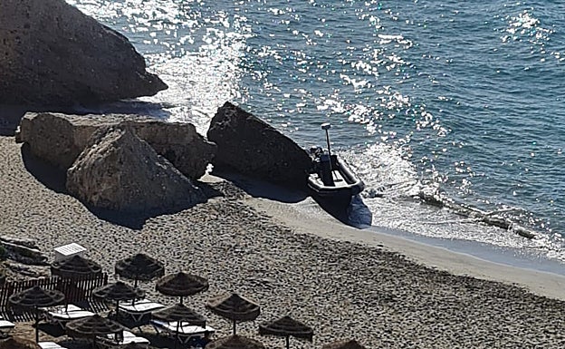 La embarcación, a primera hora de este martes en la orilla de la playa nerjeña de Calahonda. 