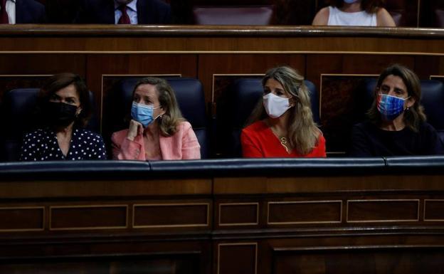 La ministra de economía, Nadia Calviño, junto con la ministra de trabajo, Yolanda Díaz. 