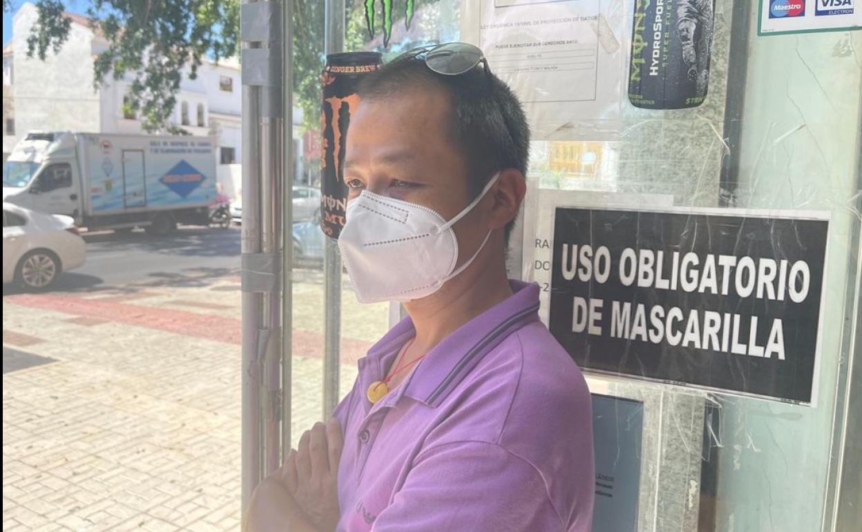 Sucesos Málaga: Un joven agrede a un tendero chino de Pedregalejo que no le dejó pasar a su local por no llevar mascarilla