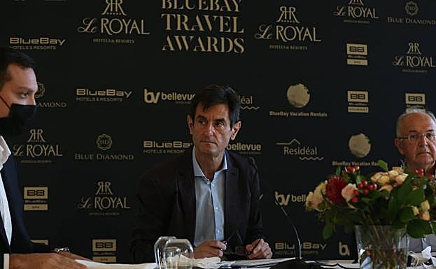 Gonzalo Hervás, en el centro, José Carlos Aguilera, a la derecha, junto a uno de los enviados del argentino Andrés Fassi. 