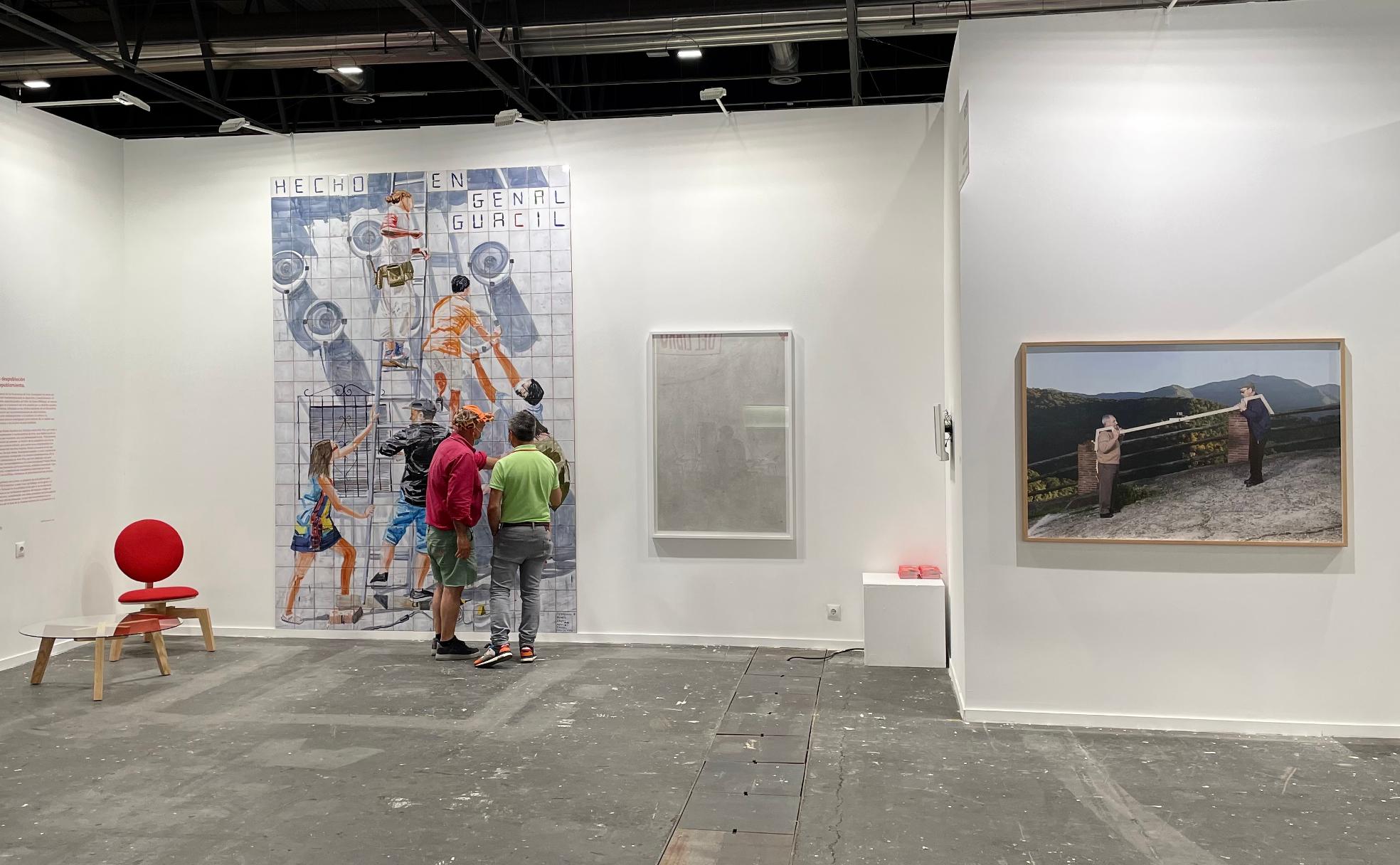 Últimos retoques en el expositor de Genalguacil en Arco con las obras de Fernando Renes, Raquel Serrano y Arturo Comas. 