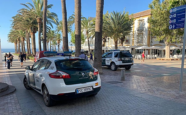 Vehículos de la Guardia Civil, este martes en el Balcón de Europa. 