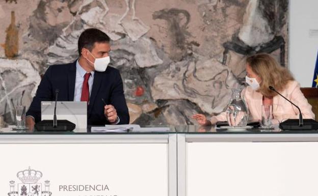 Pedro Sánchez charla con nadia Calviño en el Consejo de Ministros. 