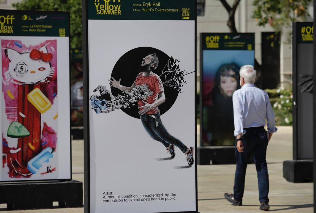 Los 15 mupis dispuestos en la calle Alcazabilla exponen la obra de 30 artistas de proximidad hasta el 19 de julio