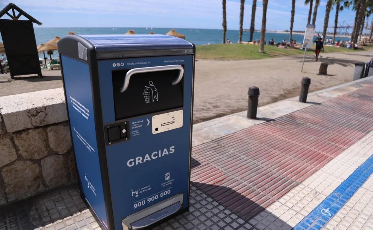Málaga instala papeleras inteligentes que compactan los residuos con  energía solar
