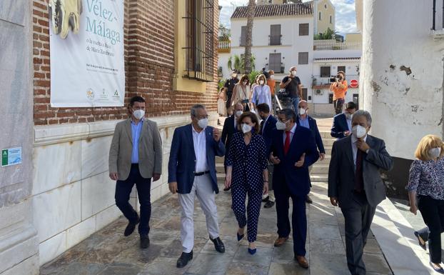 La vicepresidenta del Gobierno, Carmen Calvo, en su recorrido este miércoles por el casco histórico veleño. 