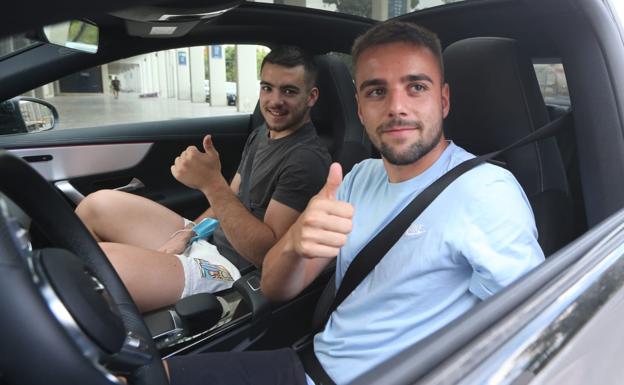 Los jugadores del Málaga, Ramón Enriquez e Ismael Casas, este miércoles a las puertas de La Rosaleda para el primer día de pretemporada.
