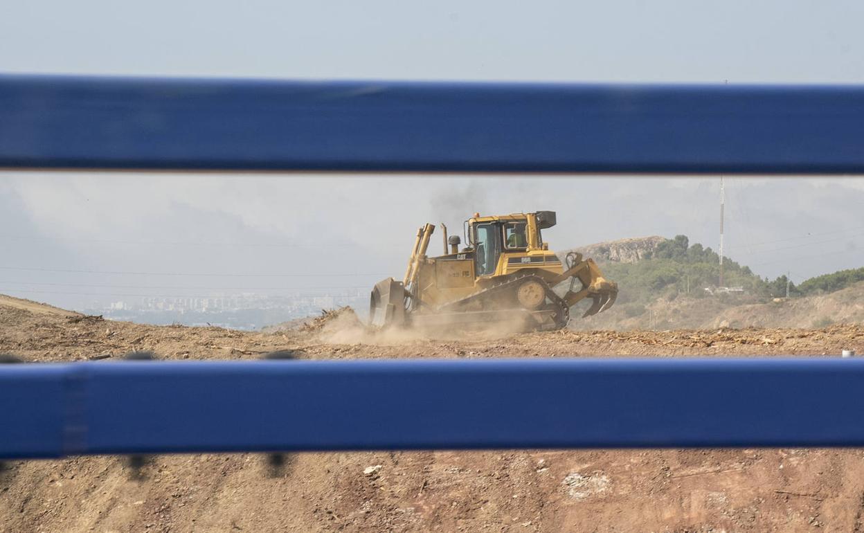 Los trabajos ya han comenzado en los puntos donde el nuevo vial conectará con la A-7 y la MA-20. 