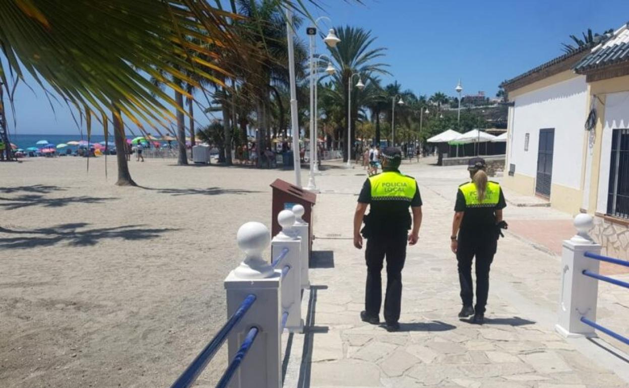 Una patrulla de la Policía Local, en la playa de Burriana. 
