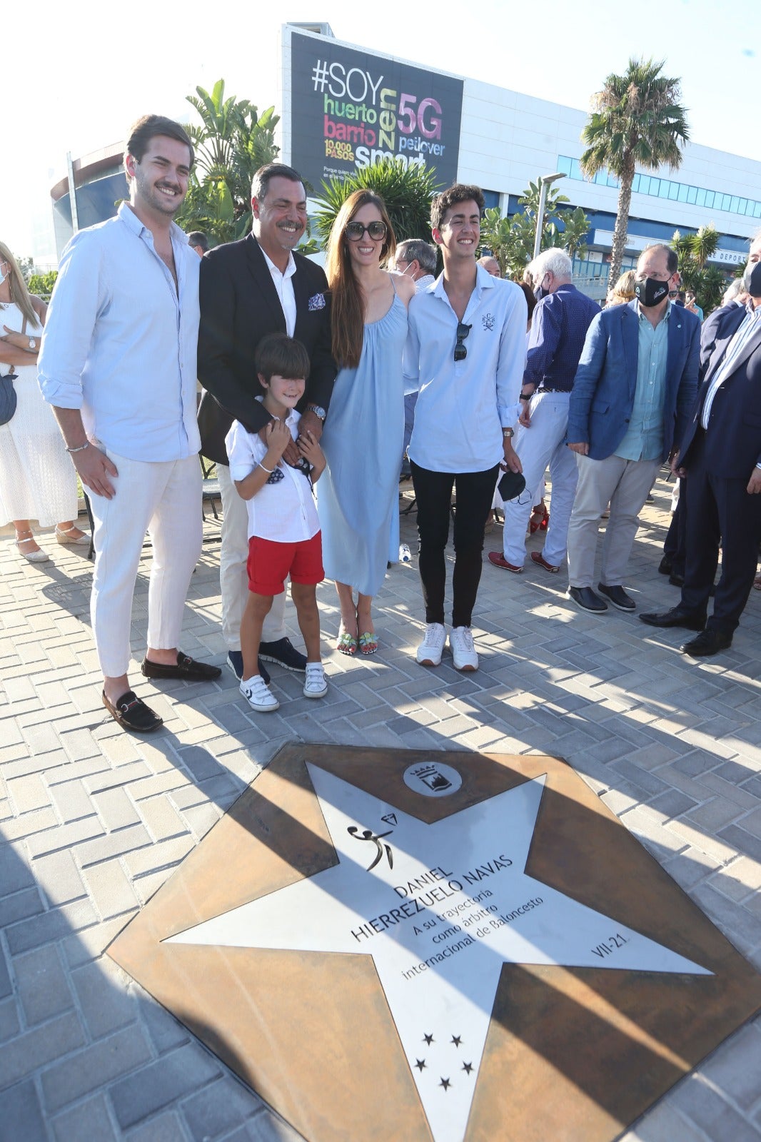 El árbitro internacional descubrió una estrella con su nombre en el Paseo de las Estrellas junto al Carpena