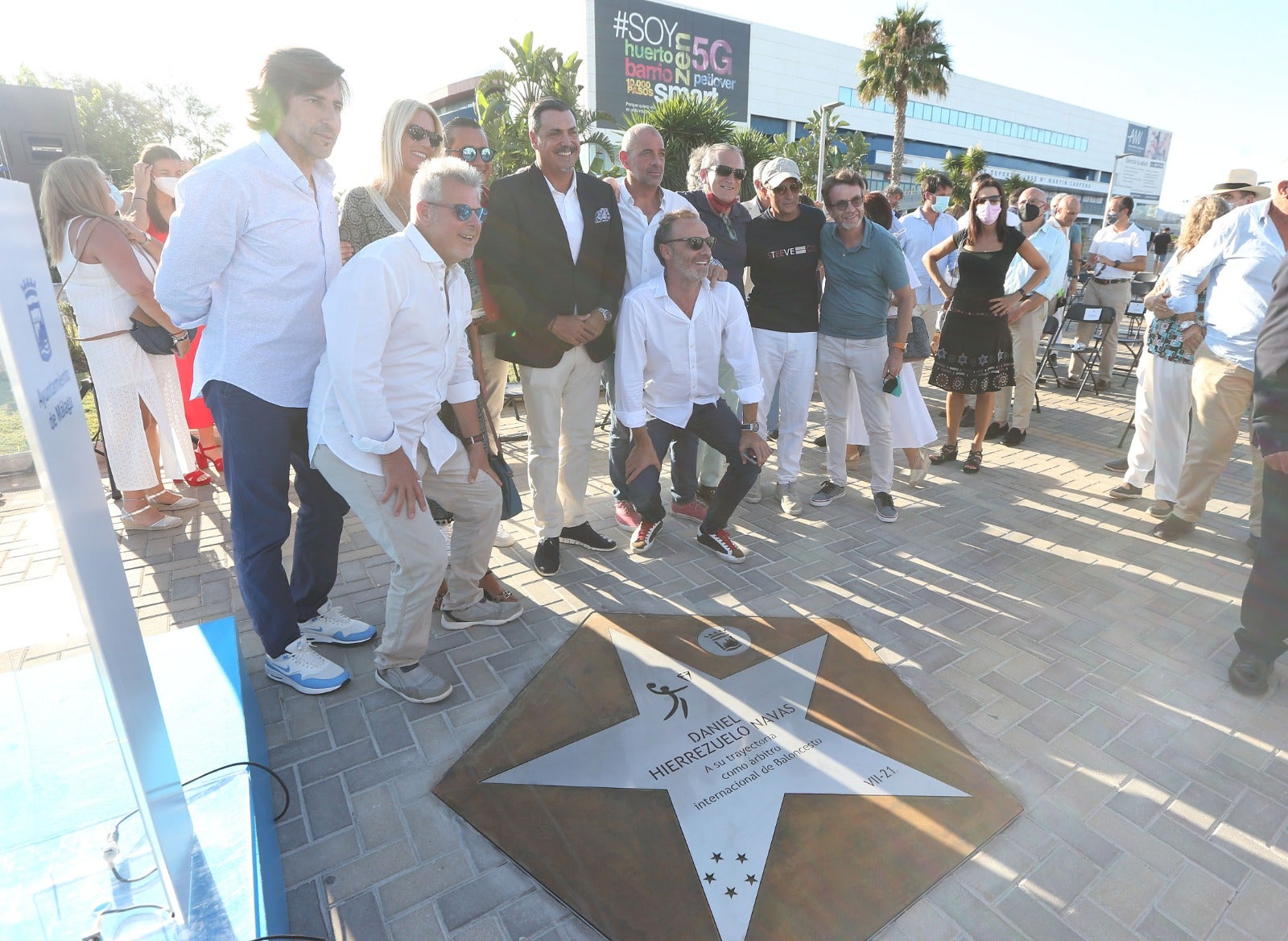 El árbitro internacional descubrió una estrella con su nombre en el Paseo de las Estrellas junto al Carpena