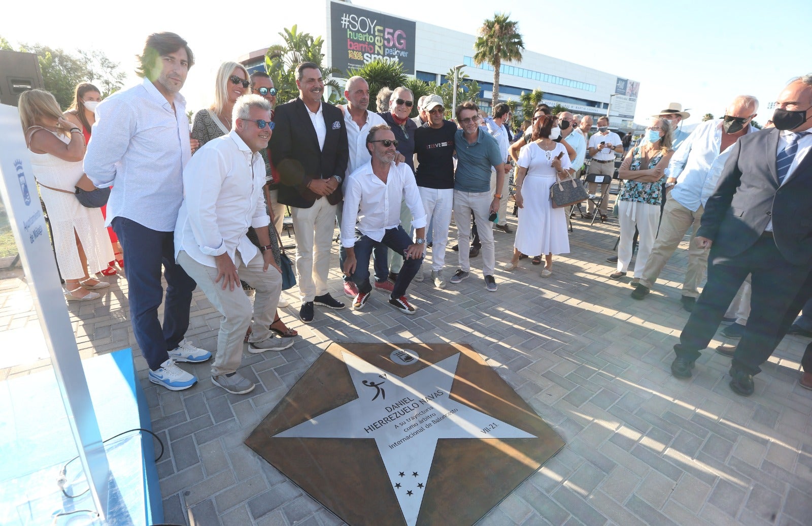 El árbitro internacional descubrió una estrella con su nombre en el Paseo de las Estrellas junto al Carpena