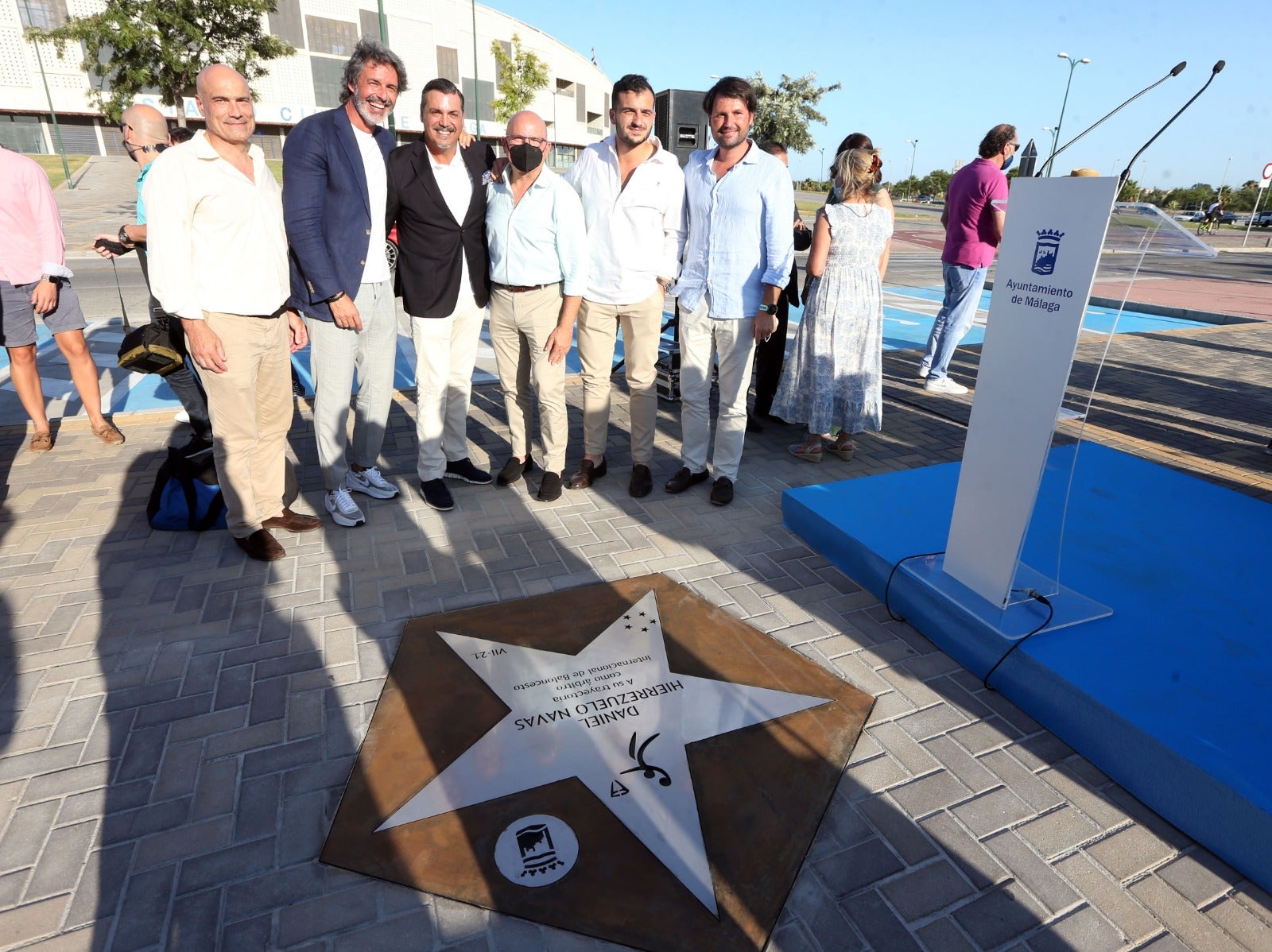 El árbitro internacional descubrió una estrella con su nombre en el Paseo de las Estrellas junto al Carpena