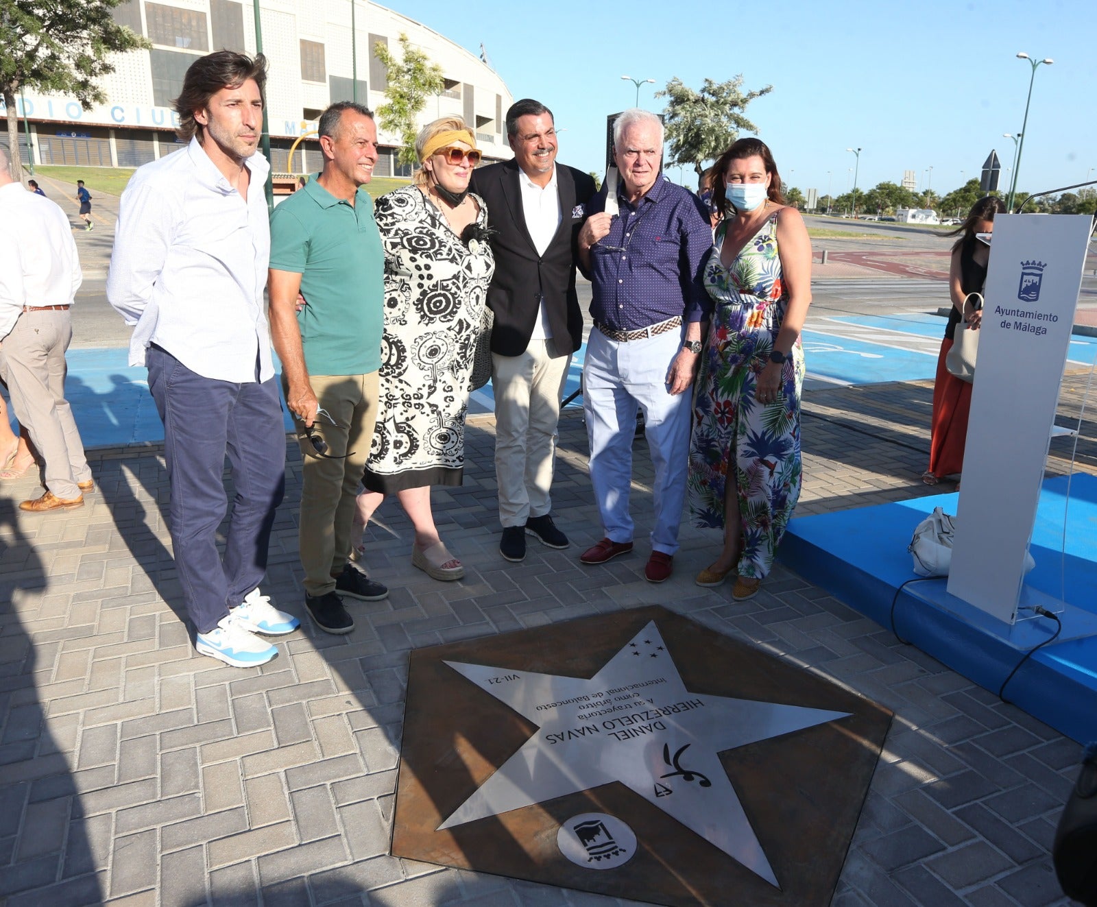 El árbitro internacional descubrió una estrella con su nombre en el Paseo de las Estrellas junto al Carpena
